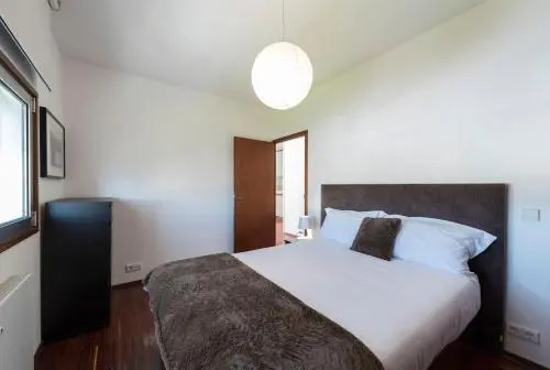 LovelyStay - Casas Brancas - Modern Apartment with Balcony & free private parking