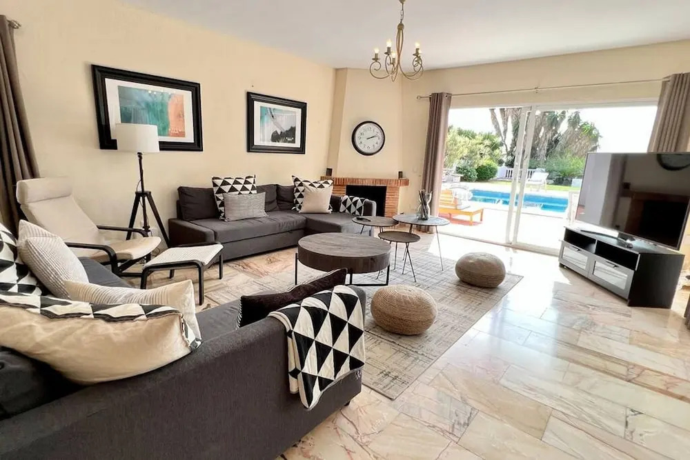 Beautiful Villa With Pool Scenic Views Sleeps 8
