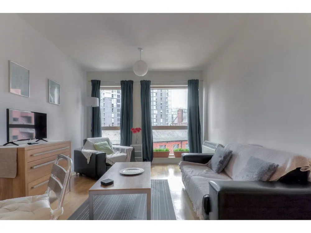 Spacious 1 Bedroom Flat for 2 in Manchester