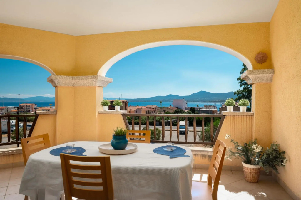 Apartment with a sea view, has 2 bedrooms: one double with en-suite bathroom and one triple with a F-CALA MORESCA