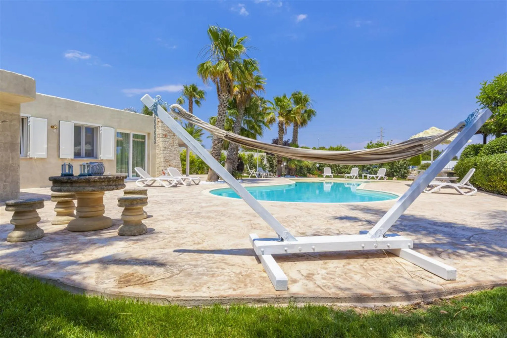 Charming house in a villa with pool and garden in Santa Caterina-Casina Greca