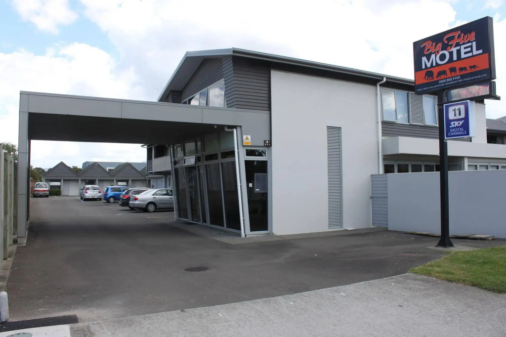 Big Five Motel