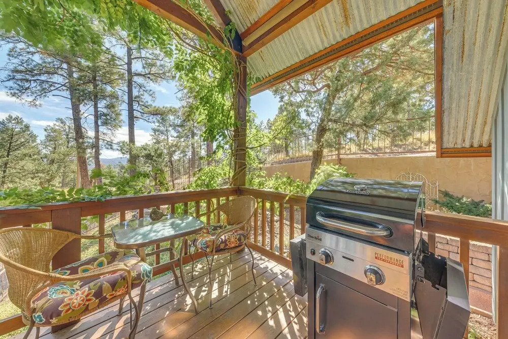 2 Mi to Village of Ruidoso! Little Pine Cottage