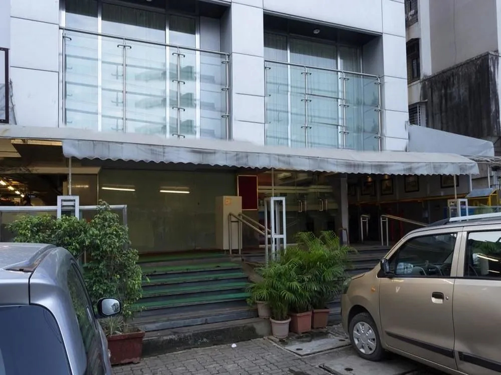 OYO Premium Borivali Kora Kendra