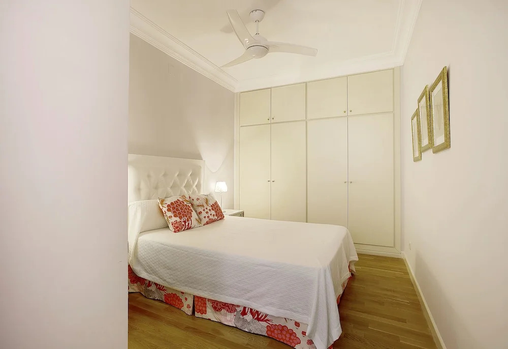 Large 3 Bd Apartm 200 m Square With View to the Royal Palace. Palacio