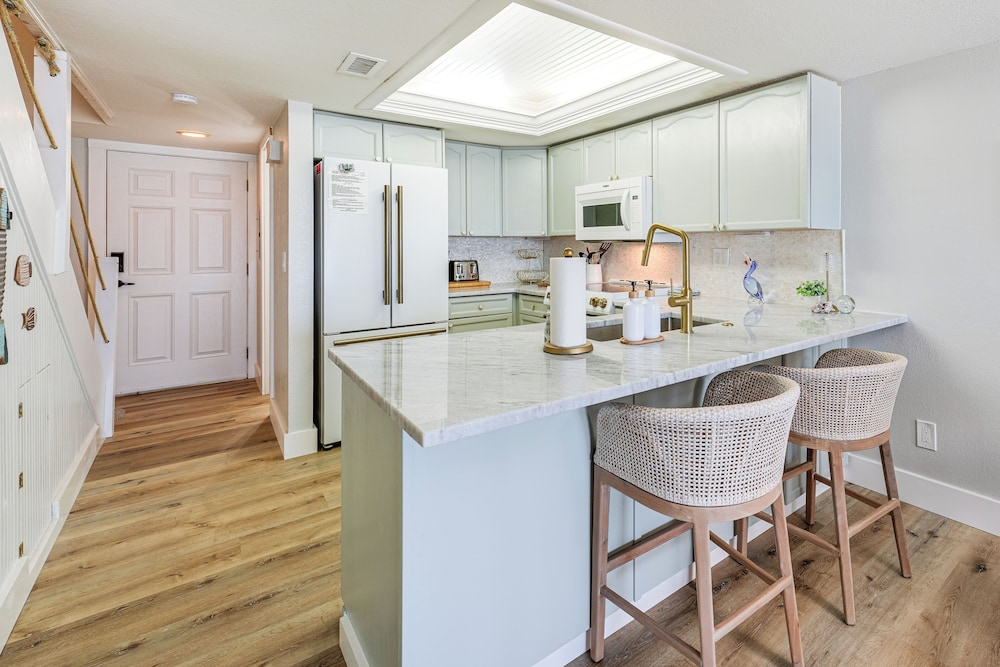 Beachfront! Indian Rocks Beach Condo w/ Balcony