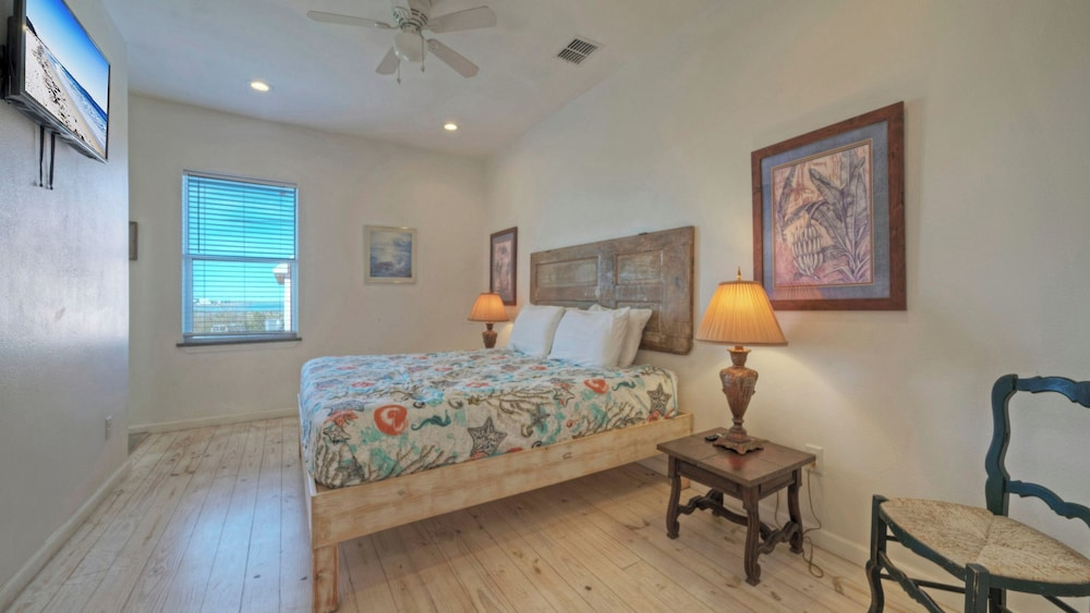 Sleeps 84, 9 Homes Private Boat Dock, Waterfront Pool, Views Laguna Village