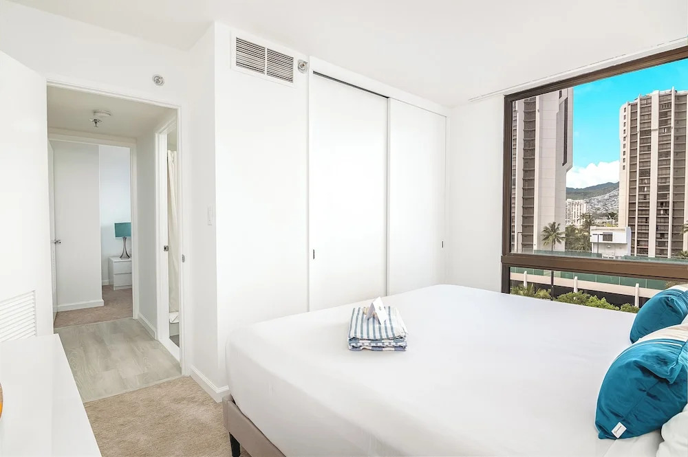 Waikiki Sunset 2 bedroom with Diamond Head View and Parking