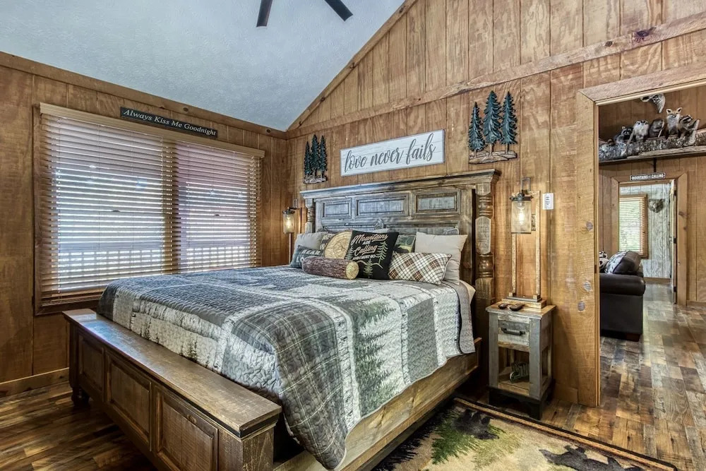 ER26 - Sasquatch Inn - Great Location! Close To Town Resort Pool! cabin
