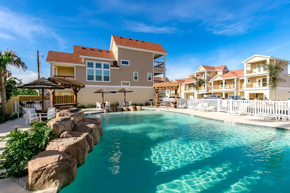 Breezy Beach House 3 Bedrooms 2.5 Bathrooms Condo