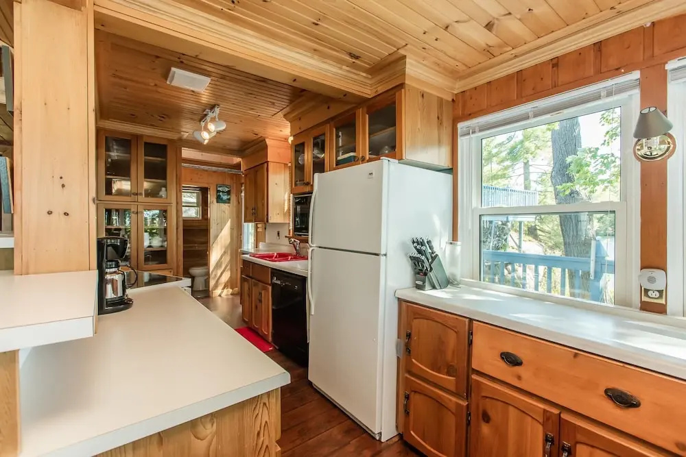 Magic on Little Go Home~3 bedroom cottage + guest cabin on 980 ft shore!