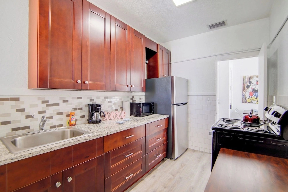 South Beach 2BR Condo Walk to Beach