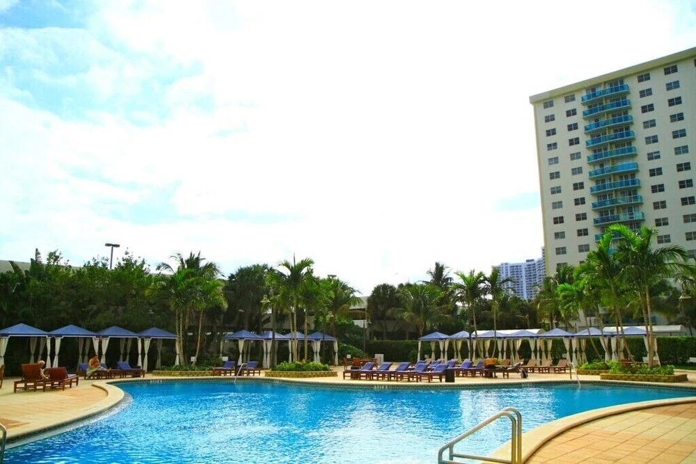 Large 1 Bedroom Bay View Apartment Or610