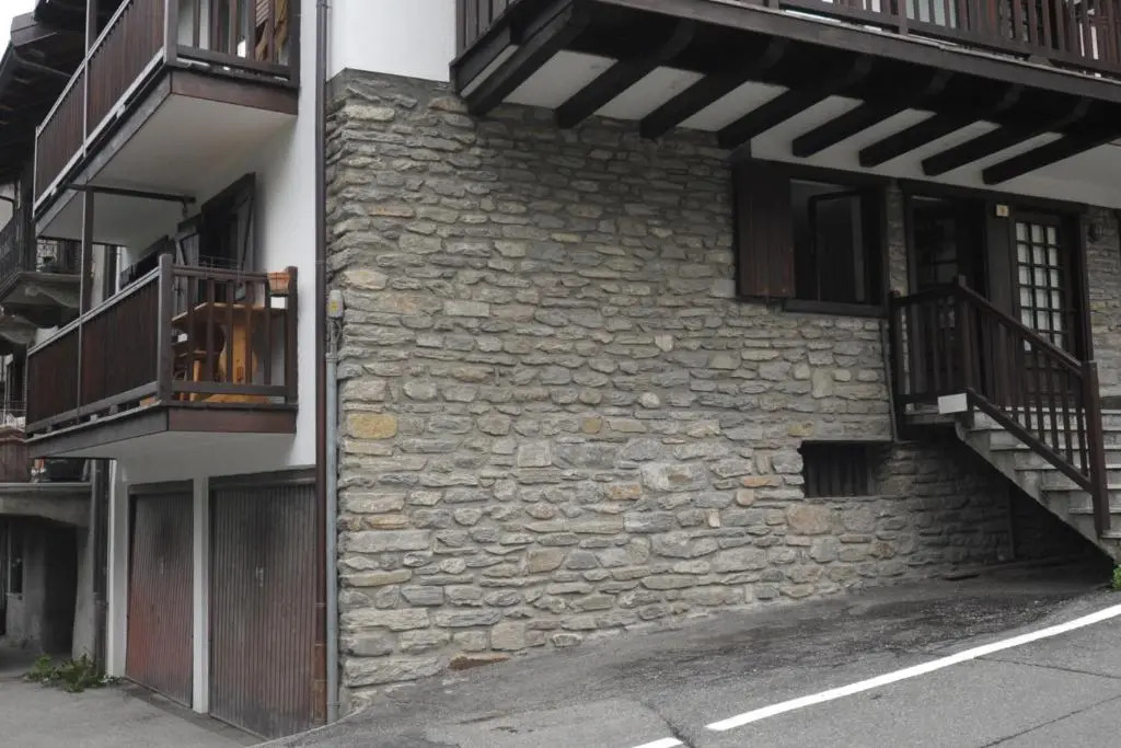 ALTIDO Rustic Apt for 4 with Parking Nearby Ski Lifts