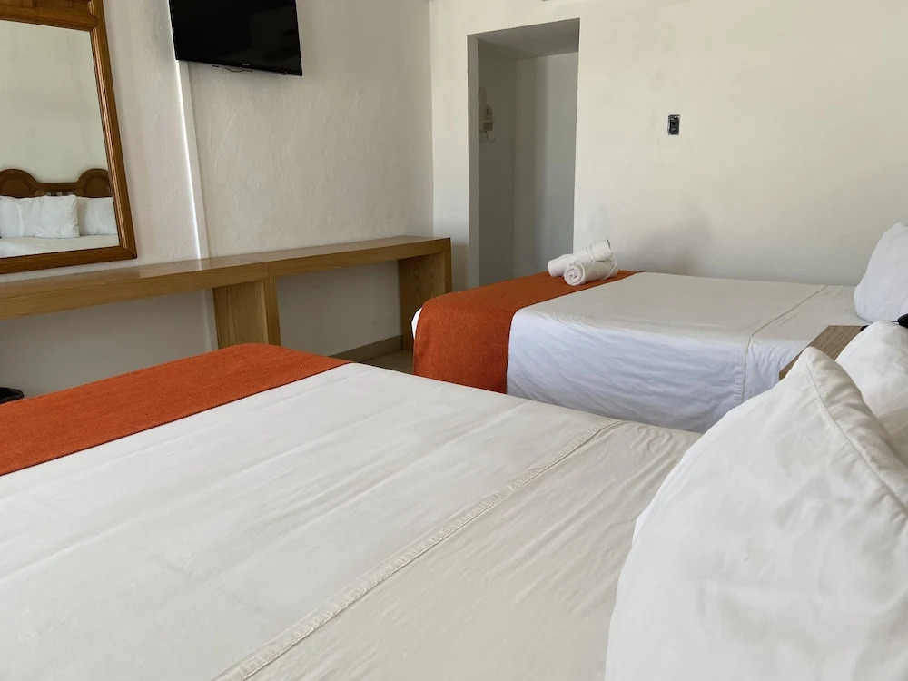 HOTEL LOS ROBLES