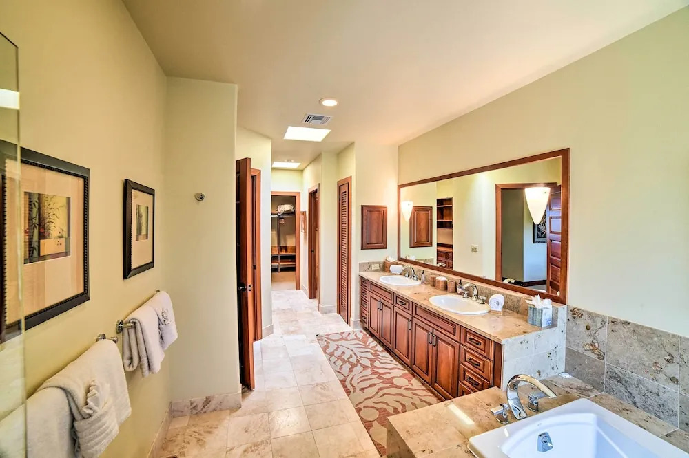 Tropical Paradise Resort Villa: 1 Mile to Beach