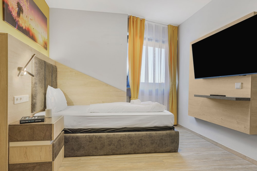 XZLLENZ Hotel