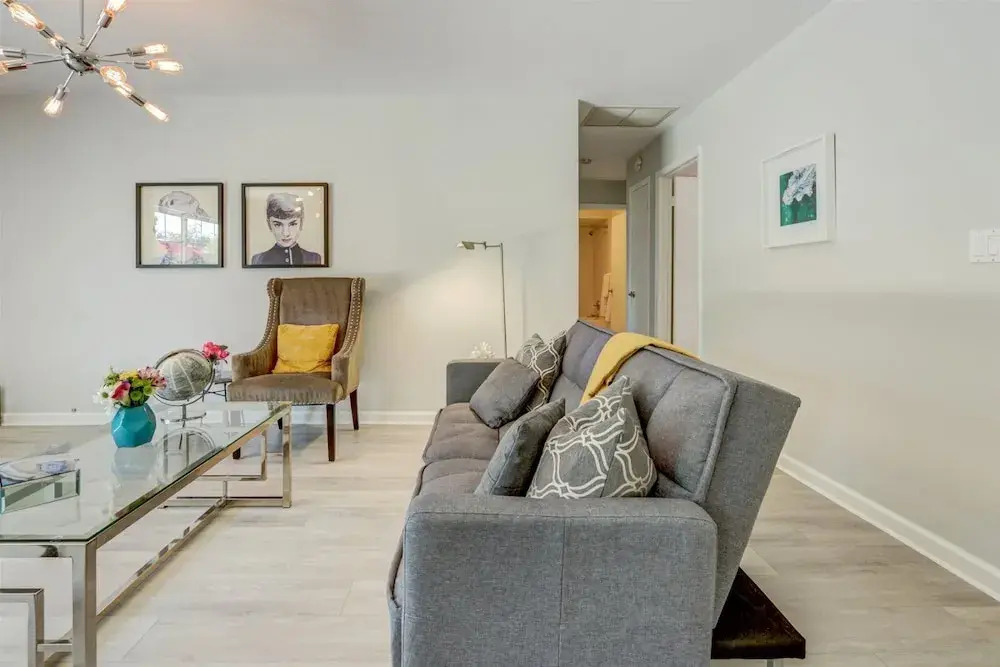 Woodridge - Private & Sanitized, Perfect for Social Distancing & Working From Home. Private Pool, Pet Friendly. Discounted During Pandemic. Super-host Support