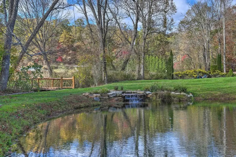 Stunning Fletcher Home: Hot Tub + Fire Pit!