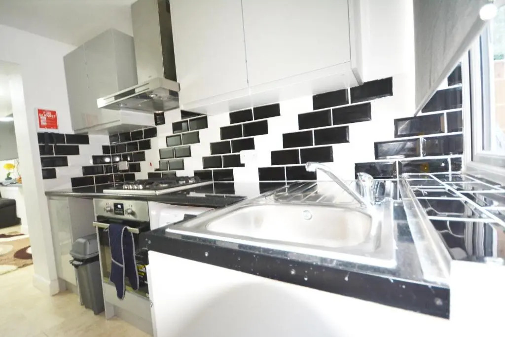 London Zone 2 Three Bedroom Apartment