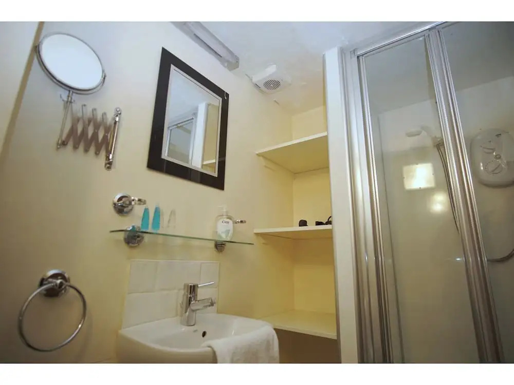 Bright, Spacious Old Town Flat for 6