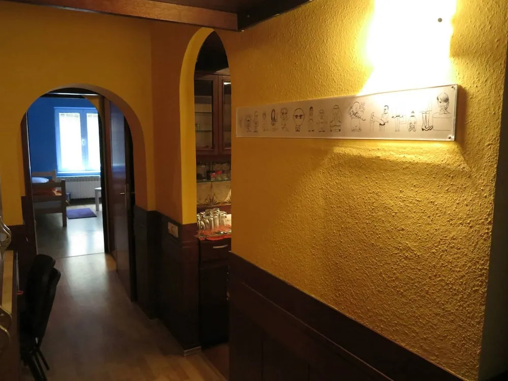 Traveler's Hostel & Apartments