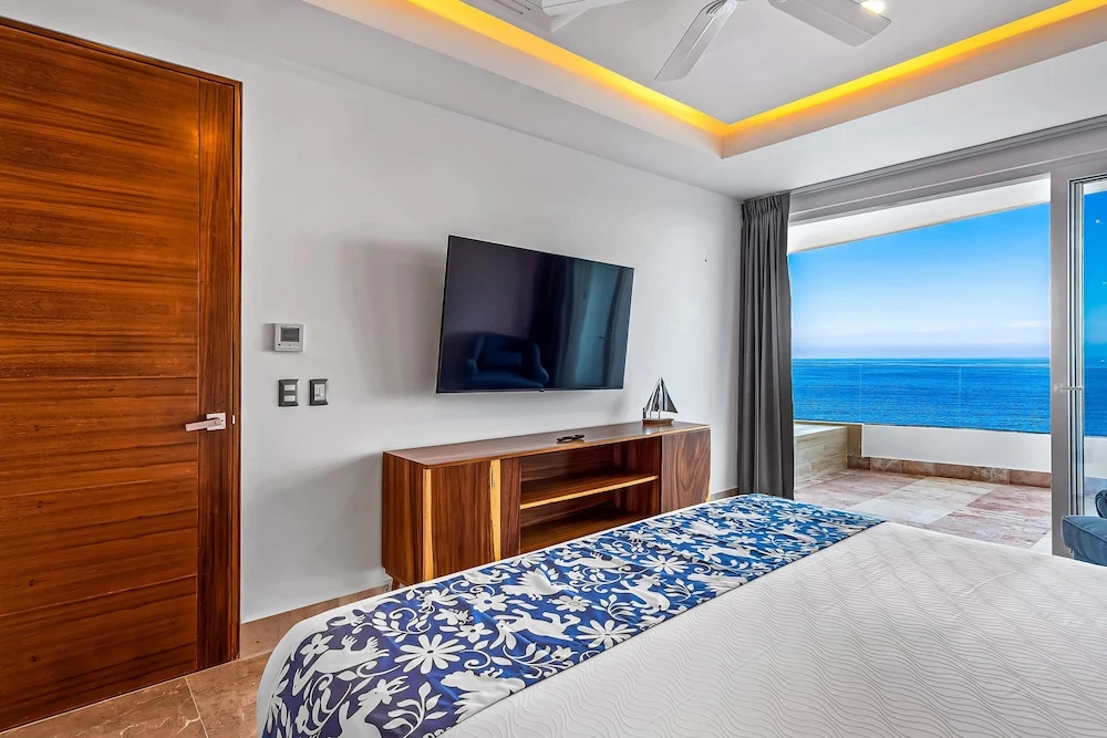 Stunning Oceanfront Apartment With Breathtaking Views and Luxurious Amenities
