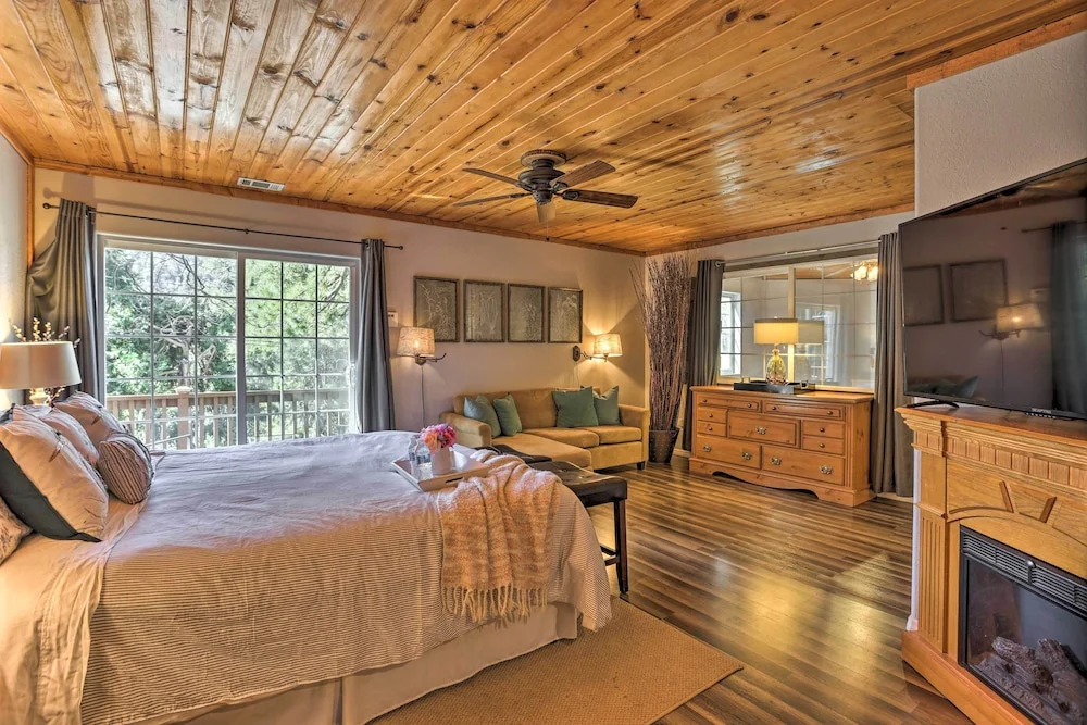 Remodeled Crestline Retreat: Walk to Lake Gregory!