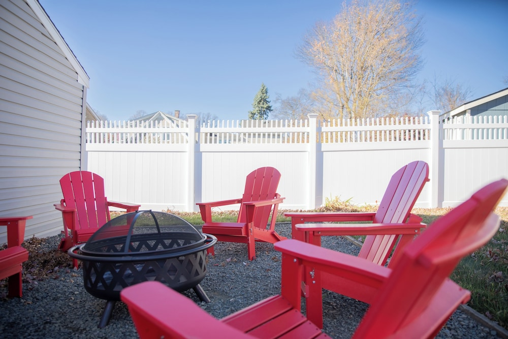 Renovated Cape Near Beach with Fire Pit