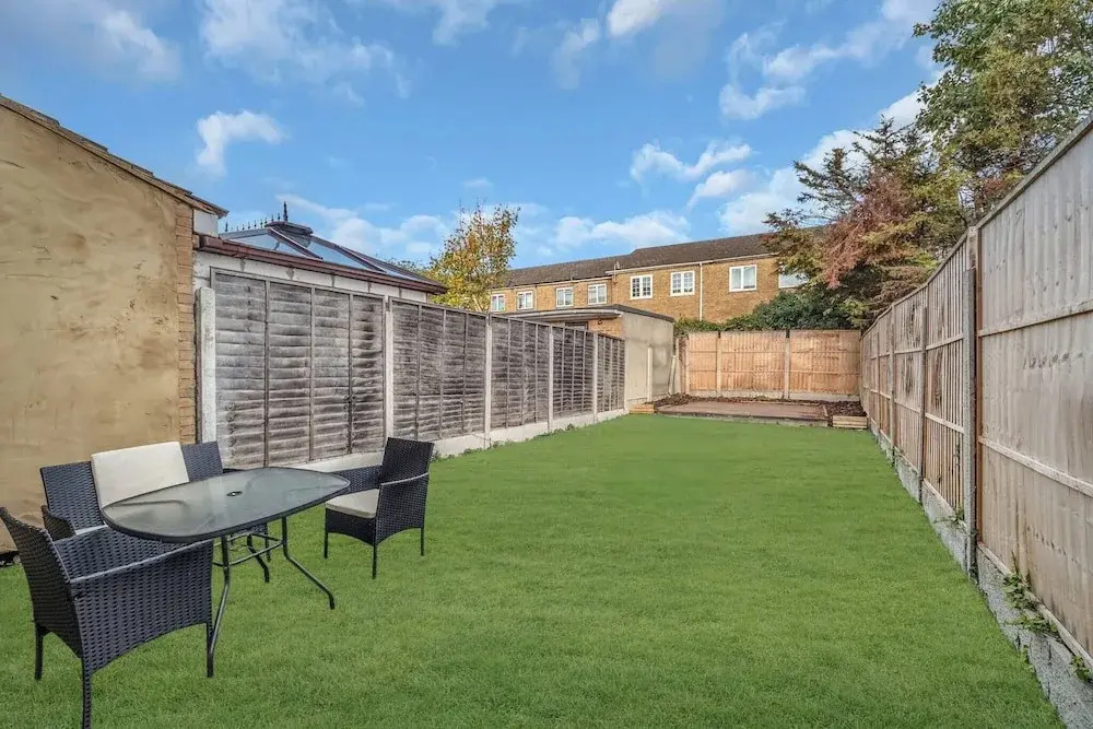 Charming 4 Bedroom Town House in Romford With City Views