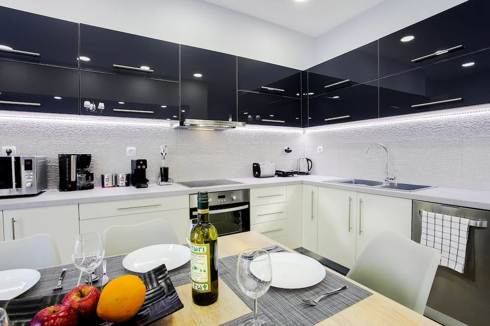 Spacious 3-Bedroom Apartment Near the Train