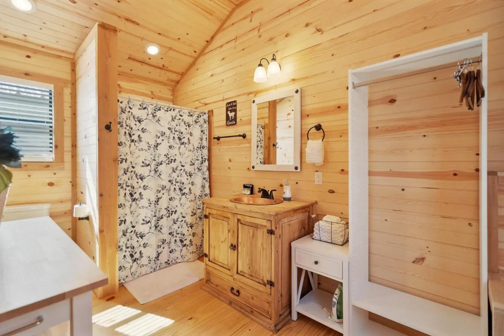 Stunning Cabin Right on Main St!