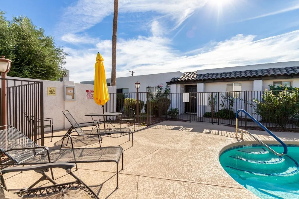 New Listing! Modern Scottsdale Townhouse! Close to Everything! by Redawning