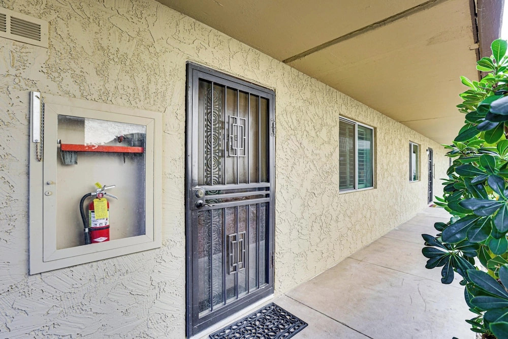 Walk to Old Town & Fashion Square, Condo w/ Patio