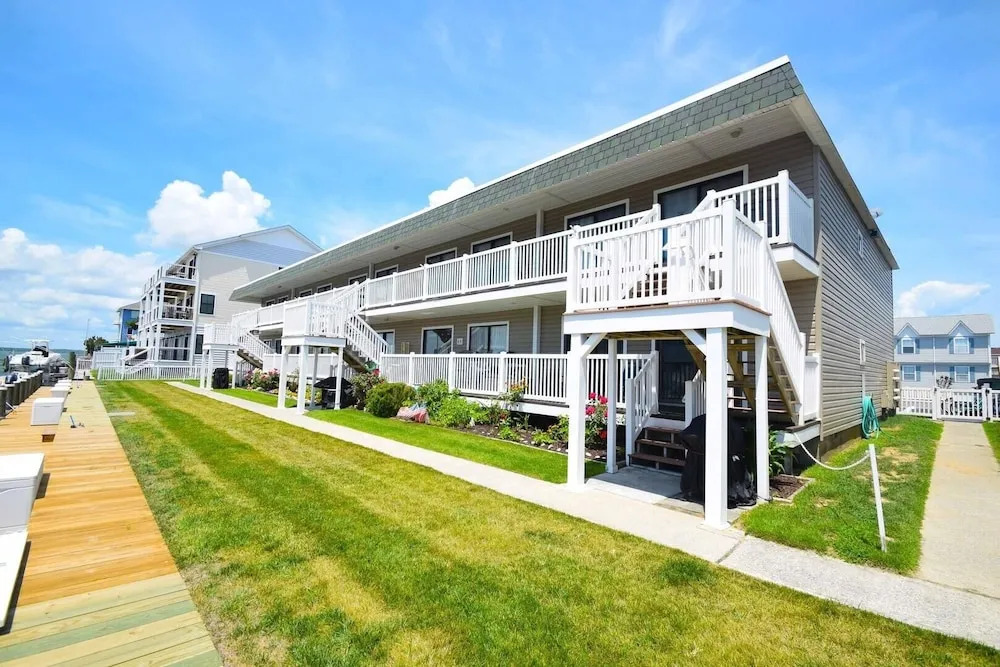 Bridgepoint Ii 5d 2 Bedroom Condo by RedAwning