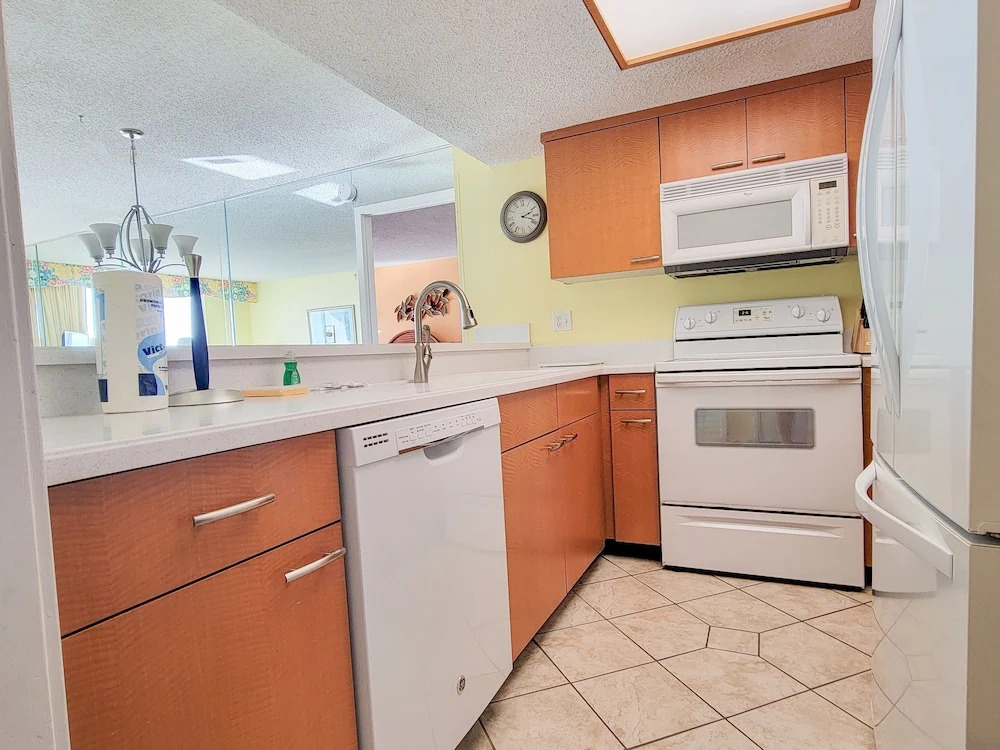 904 South Hampton 2 Bedroom Condo