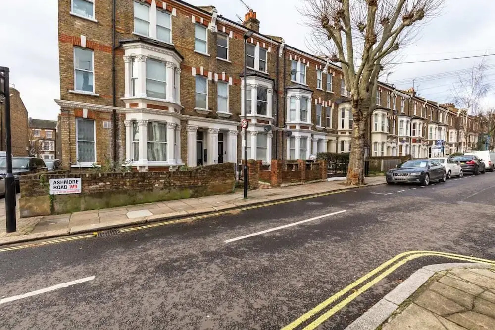 Modern & Cosy Three Bedroom Apartment in Queen's Park