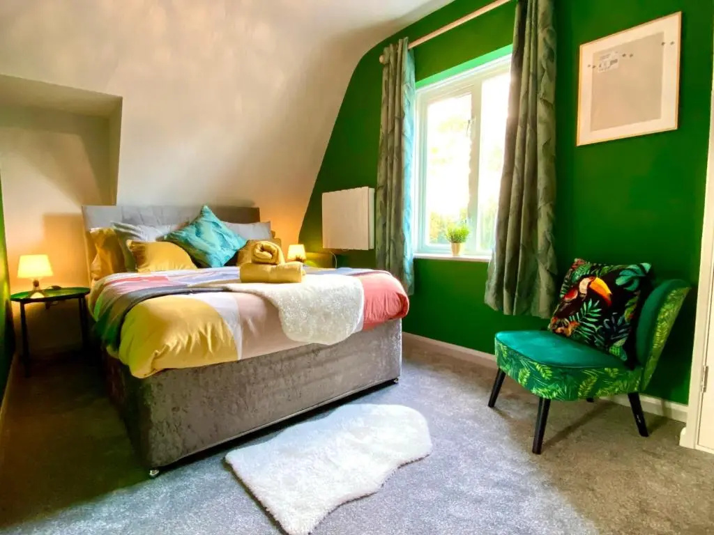 Beautiful Stylish 2 Bedroom Apartment! - 5 Minute Walk to the Best Beach! - Great Location - Parking - Netflix - Fast WiFi - Smart TV - Newly decorated - sleeps up to 6! Close to Bournemouth & Poole Town Centre & Sandbanks