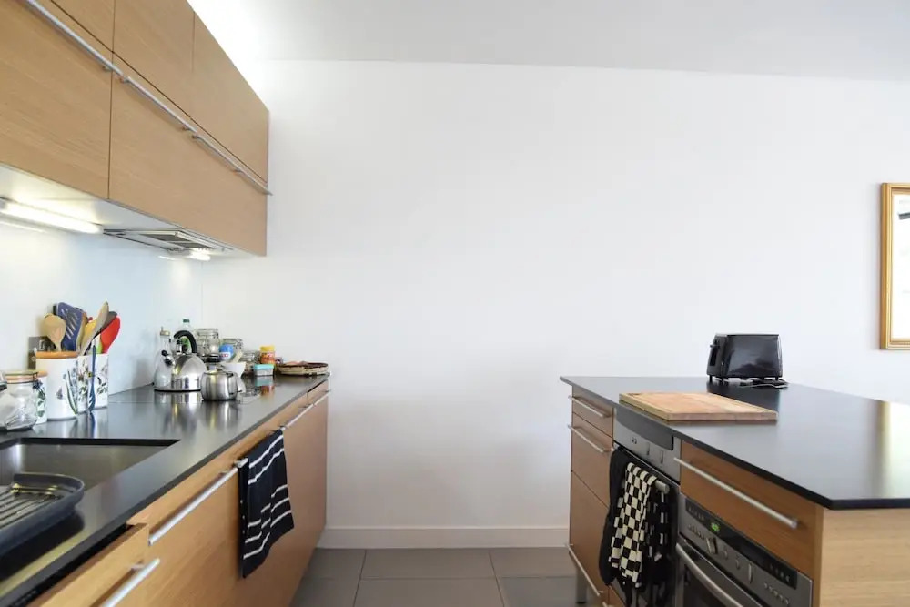 2 Bedroom Kennington Apartment With Balcony