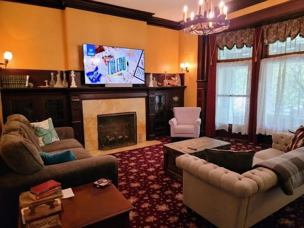 The Kings Throne Inn and Guest House