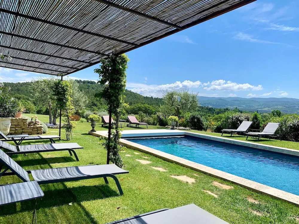House With 3 Bedrooms in Roussillon, With Wonderful Mountain View, Shared Pool, Enclosed Garden