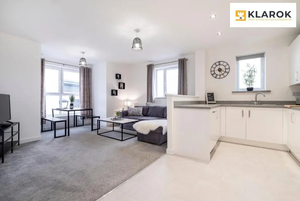 Large 2bed Central Apartment inc Free Parking by Klarok Accommodation Ltd