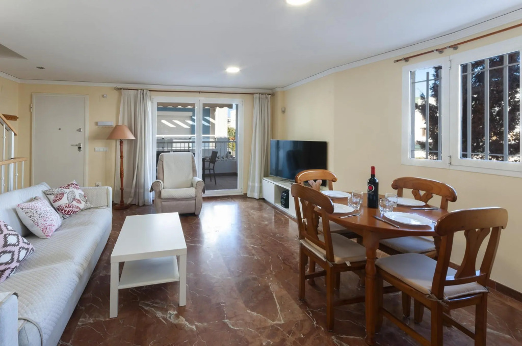 GOLDEN - Chalet with shared pool in Playa de Gandia. Free WiFi