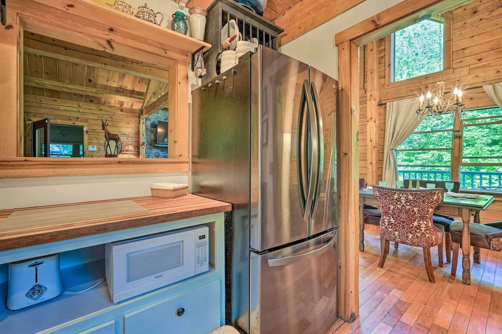 Game Room & Hot Tub: Pet-friendly Mount Snow Gem