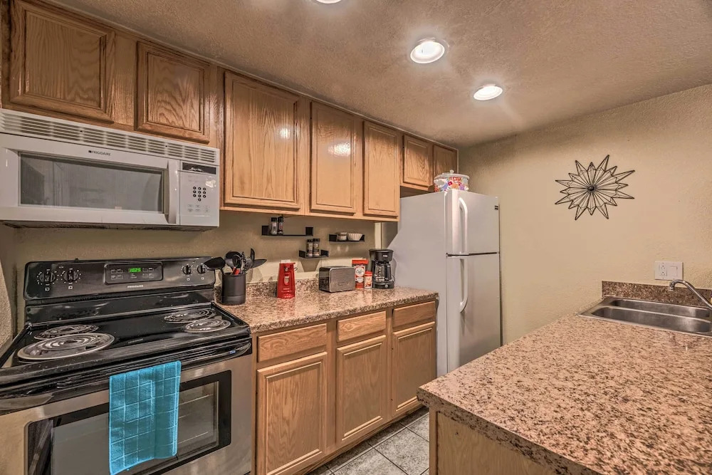Pet-friendly Condo - 2 Mi to Ruidoso Downs!
