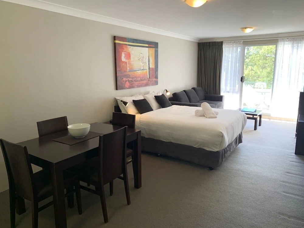 Horizons 115 - Lake Jindabyne Waterfront