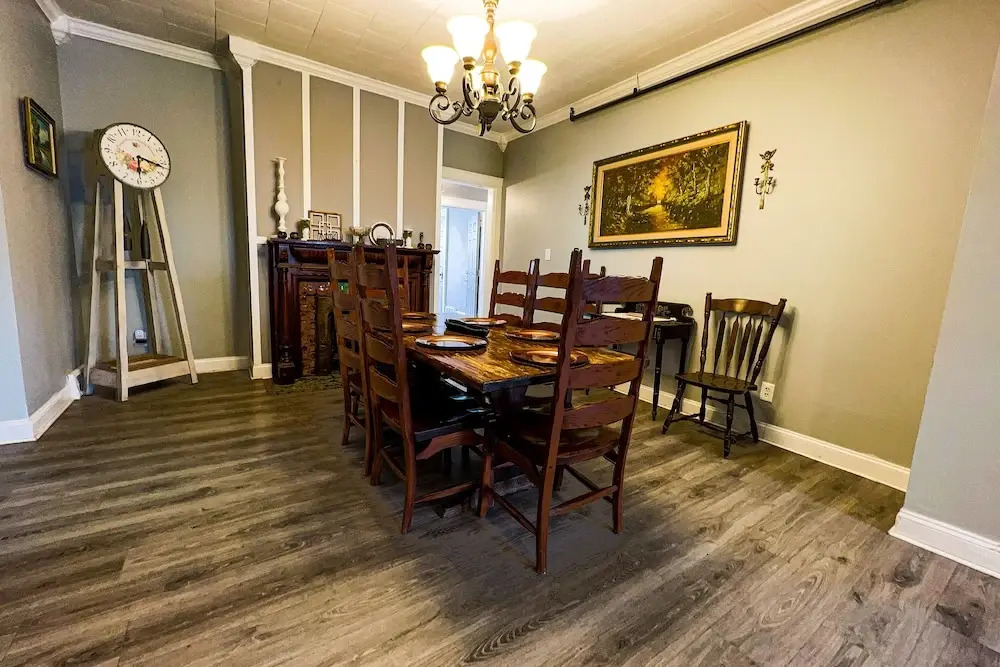 THE 1023 With Private Yard & Parking, Near Falls & Casino by Niagara Hospitality