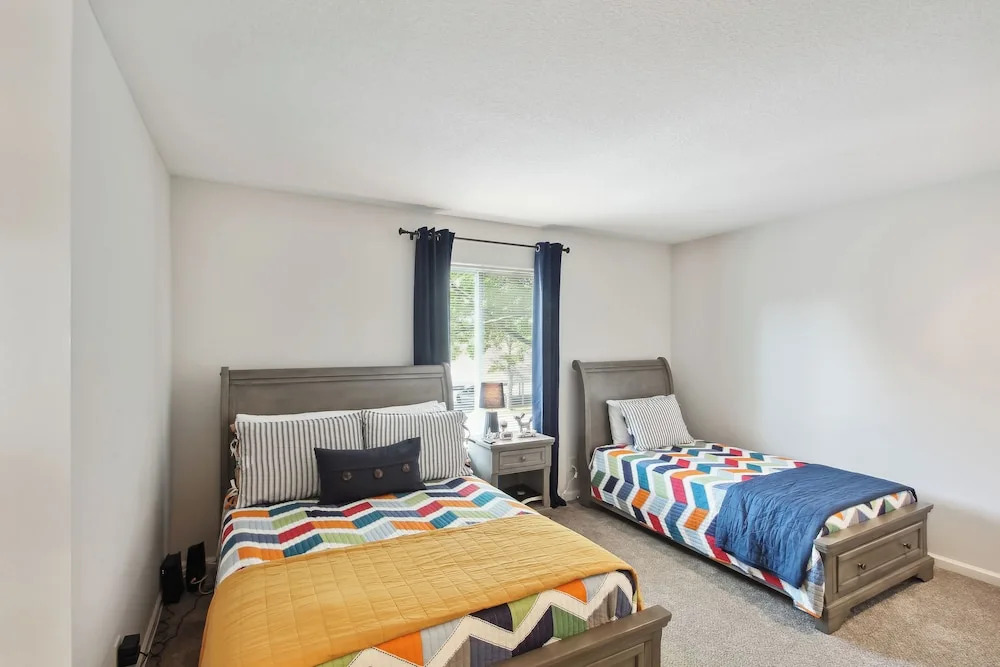 Overland Park Condo, Close to Lakes & Parks!