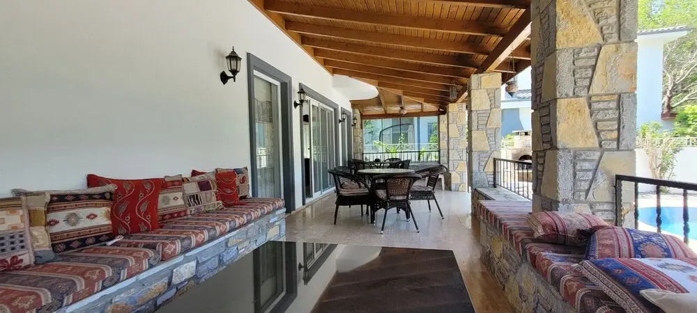 Immaculate 4-bed Villa With Large Garden and Pool