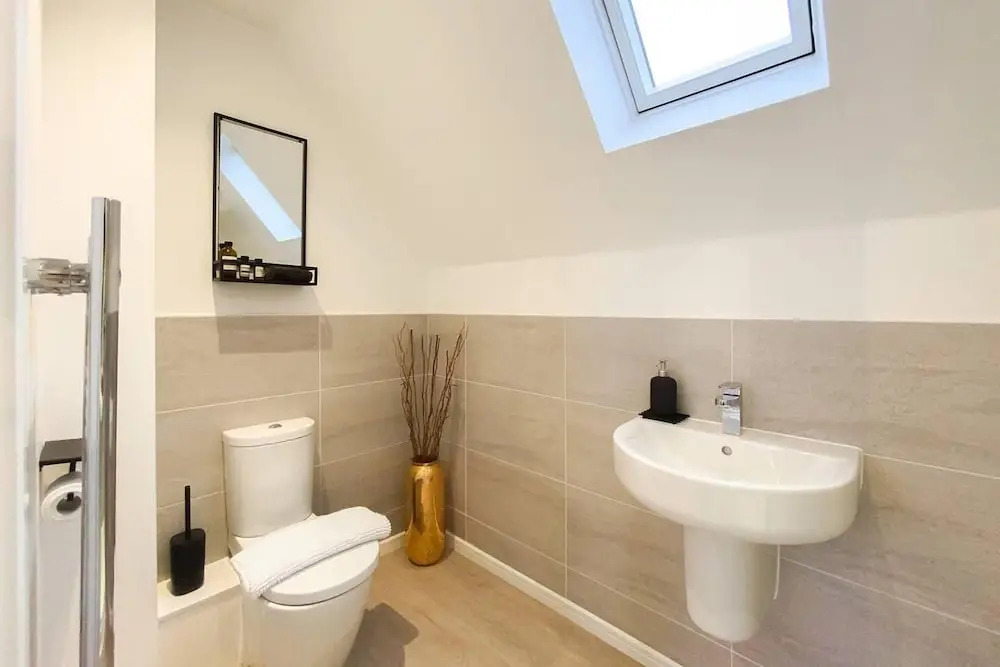 Stunning 4 Bed House With Cinema Room & Parking